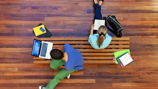 Imagen aérea de dos estudiantes universitarios