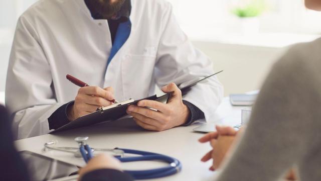 Un médico con una paciente