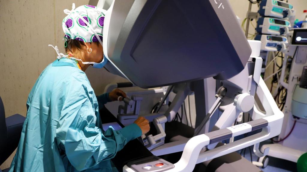 Can Ruti, el primer hospital d'Europa en fer operacions d'urgència amb un robot