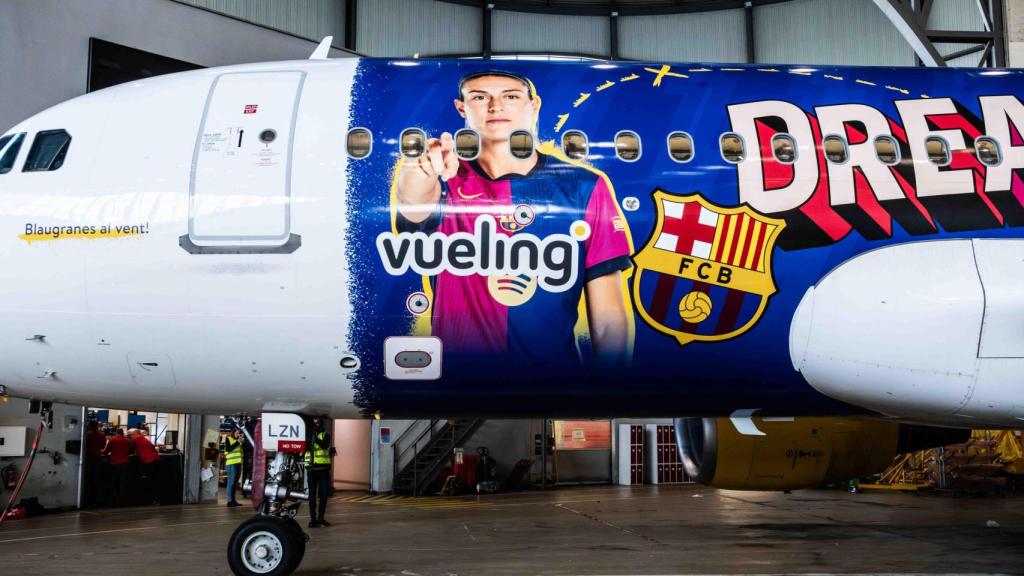 Aleia Putellas, en el exterior del avión de Vueling para el Barça Femenino