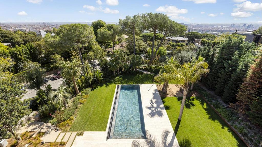 Piscina de una de las casas de Pearsons Garden, en Pedralbes