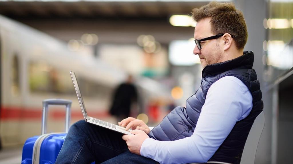 Un usuari utilitza un ordinador amb 5G en una estació de tren