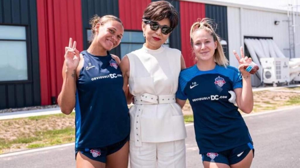 Michele Kang, propietària del Washington Spirit, amb les jugadores Ashley Sanchez i Trinity Rodman,