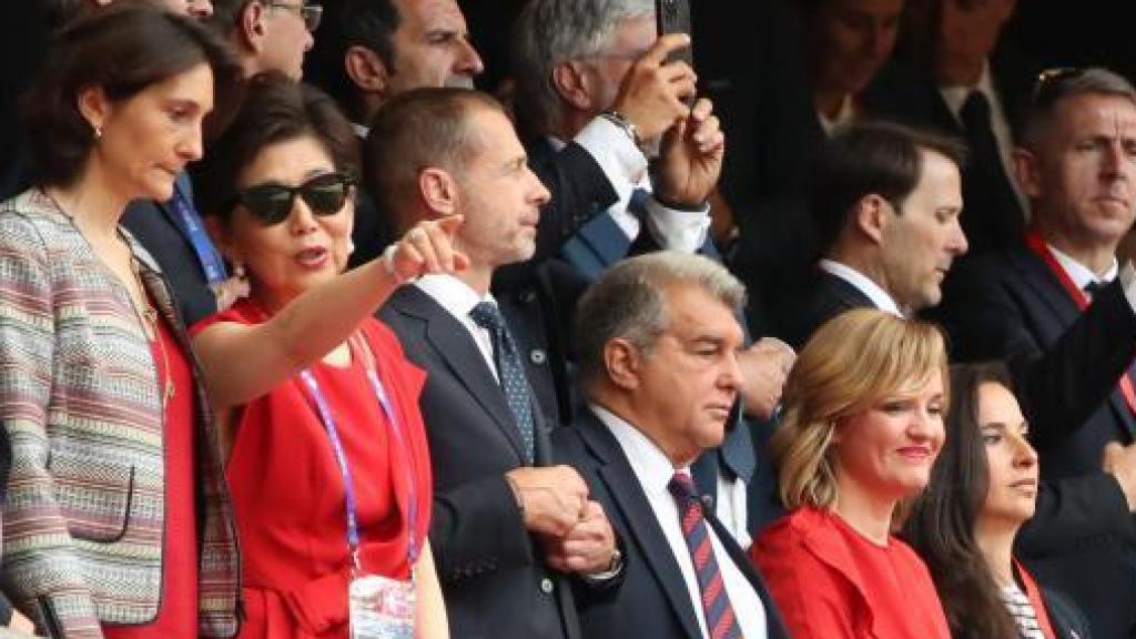 Michele Kang, Joan Laporta y Aleksander Ceferin, en el palco de San Mamés durante la final de la Champions League Femenina
