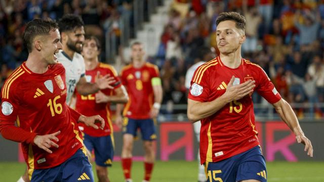 Marc Casadó y Bryan Zaragoza celebran el gol de la victoria de España contra Suiza
