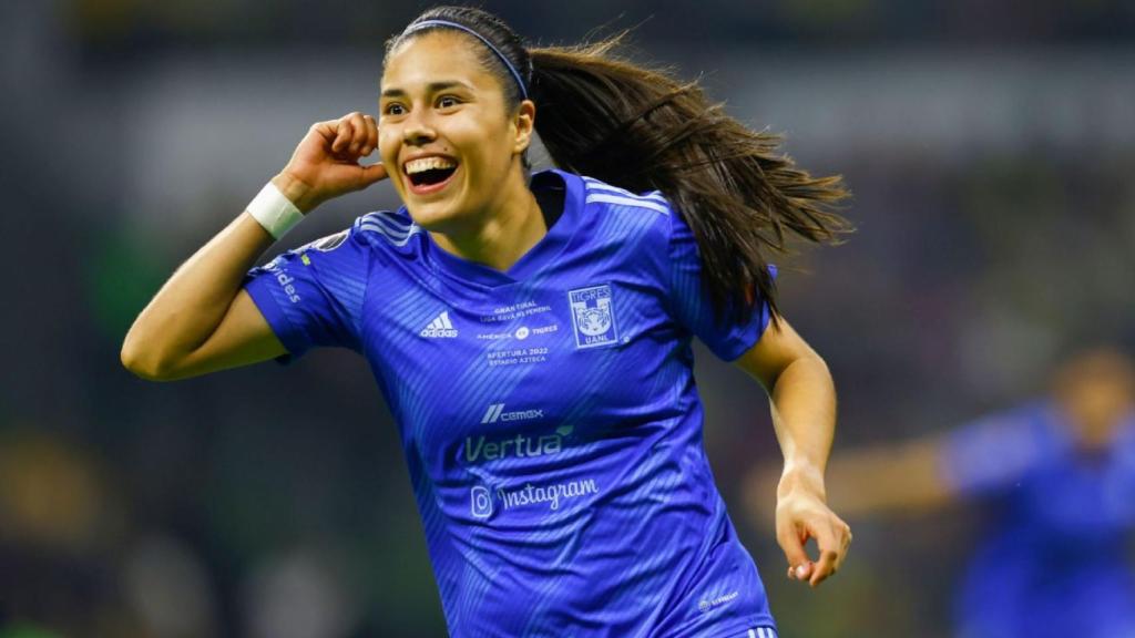 Lizbeth Ovalle festeja un tanto con la camiseta de Tigres UANL
