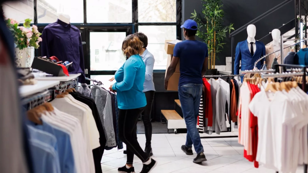 Compradores en una tienda durante el Black Friday