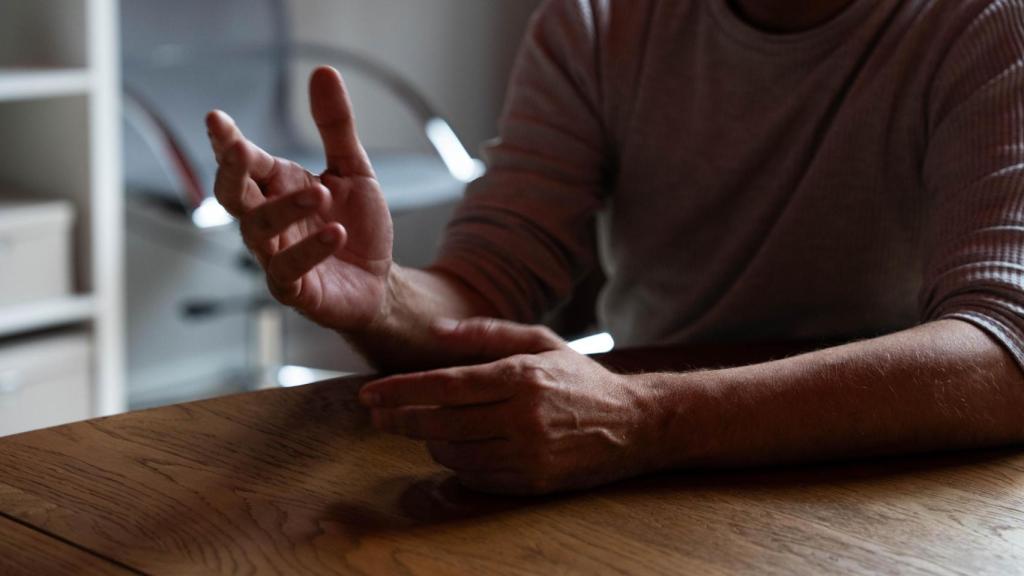 D. G. durant l'entrevista amb Crónica Global