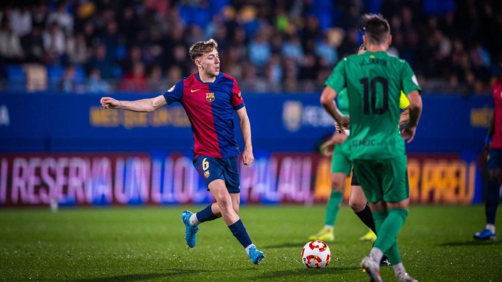Pau Prim comanda una jugada del Barça B contra el Nàstic