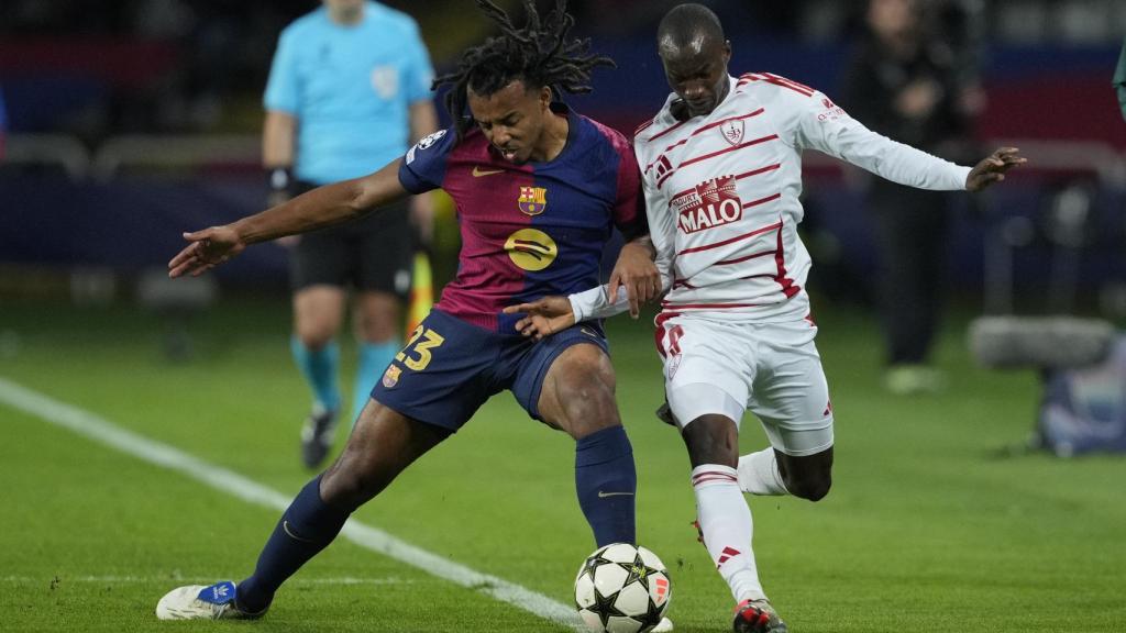 Jules Koundé disputa la pilota contra Kamory Doumbia al Barça-Brest