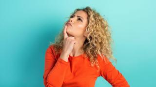 Una mujer con expresión confusa