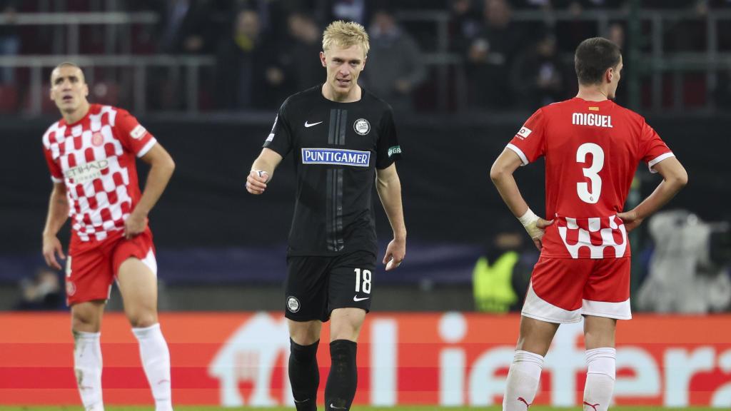 Mika Biereth celebra el gol del Sturm Graz ante la decepción de los jugadores del Girona