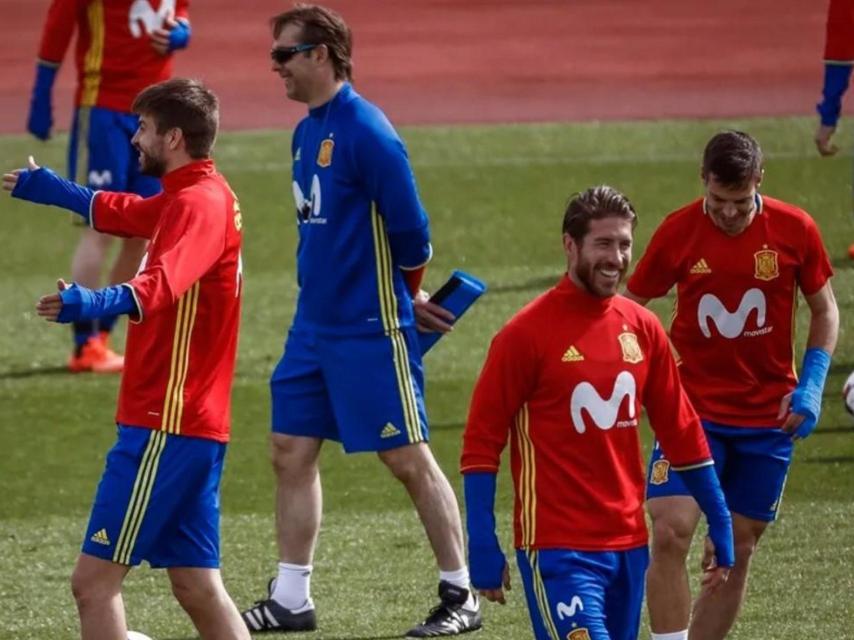 Gerard Piqué, Julen Lopetegui y Sergio Ramos, en un entrenamiento de la selección española