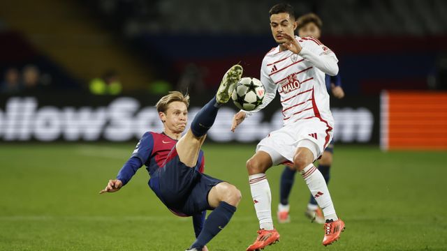 Frenkie de Jong recupera un balón en el Barça-Brest de Champions