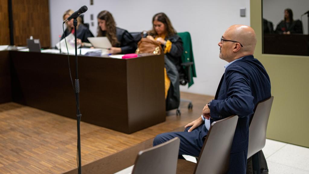 Saül Gordillo, sentado en el banquillo de los acusados del juzgado de lo penal número 7, que le ha condenado por agresión sexual