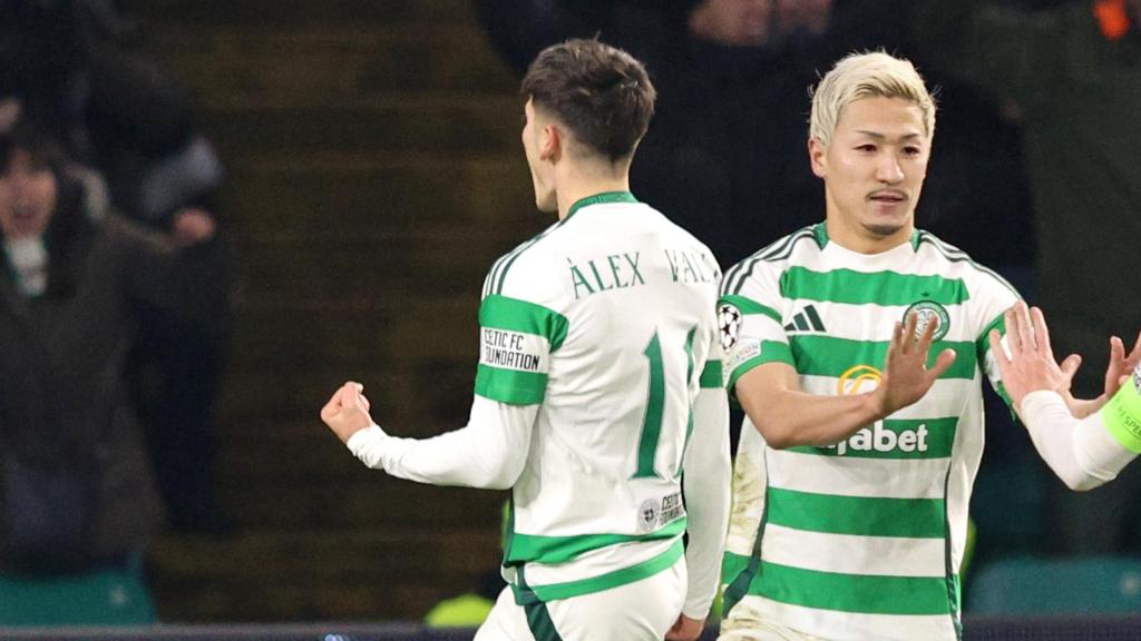 Álex Valle celebra el gol de Daizen Maeda contra el Brujas en la Champions League