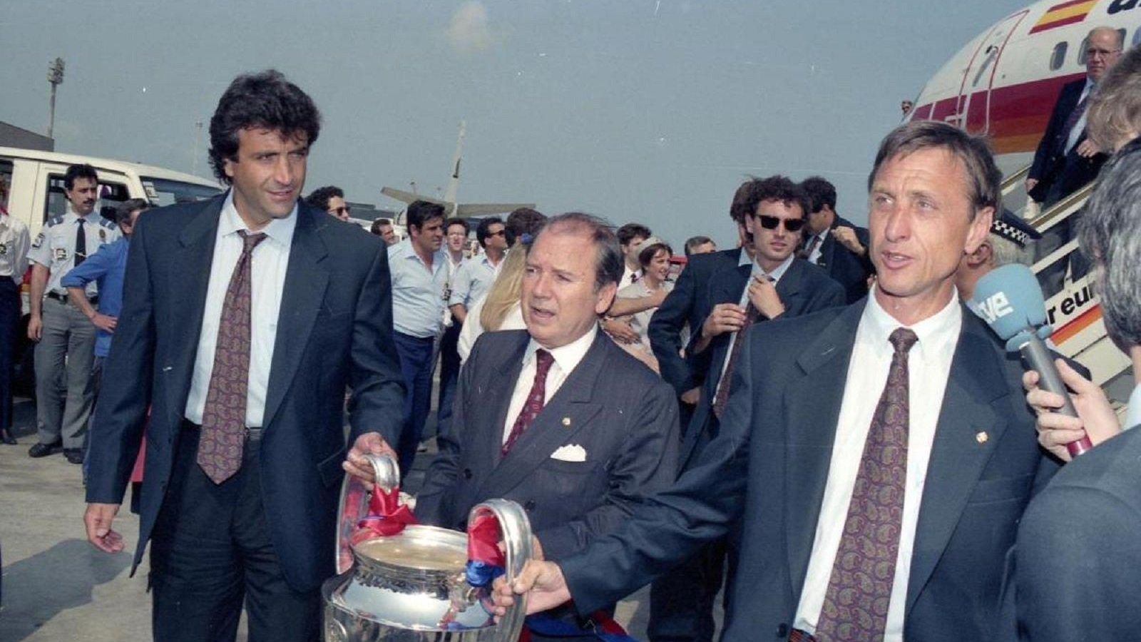 Josep Lluís Núñez y Johan Cruyff aterrizan en Barcelona con el trofeo de la Copa de Europa en 1992