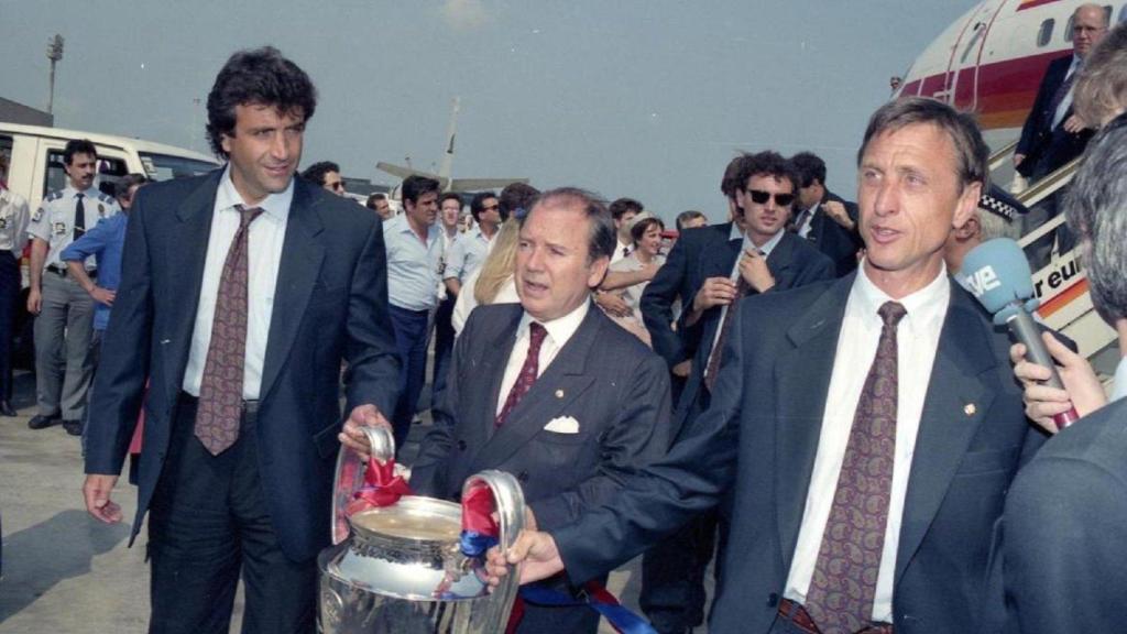 Josep Lluís Núñez i Johan Cruyff aterren a Barcelona amb el trofeu de la Copa d'Europa el 1992