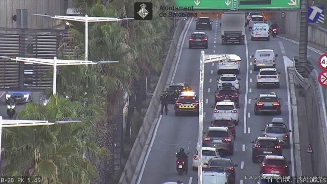 Un accidente corta un carril en la B-20 en Esplugues de Llobregat