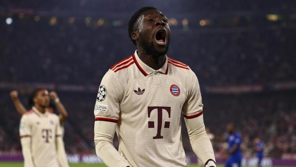 Alphonso Davies festeja un gol anotado en la Champions contra el Barça