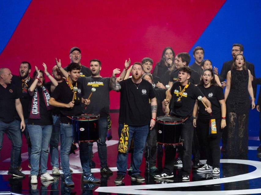 Los Dracs cantan 'L'escut al pit' en el Liceu