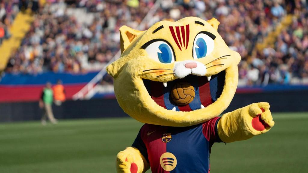 CAT la nueva mascota del FC Barcelona durante su presentación contra la UD las Palmas