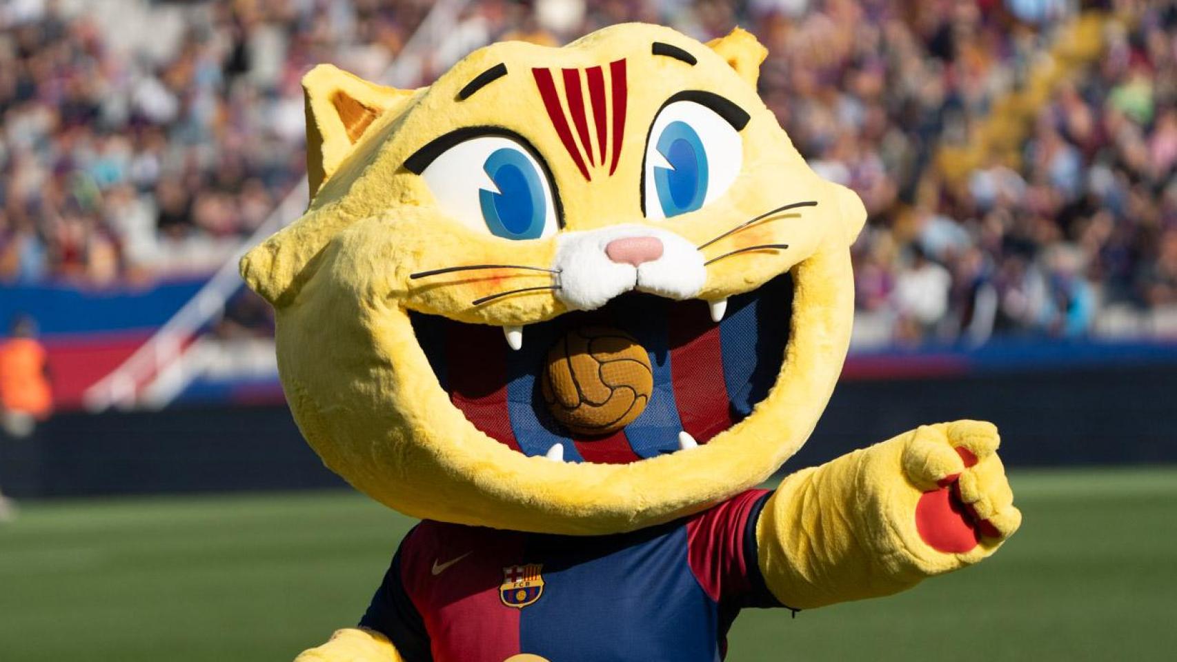 CAT la nueva mascota del FC Barcelona durante su presentación contra la UD las Palmas