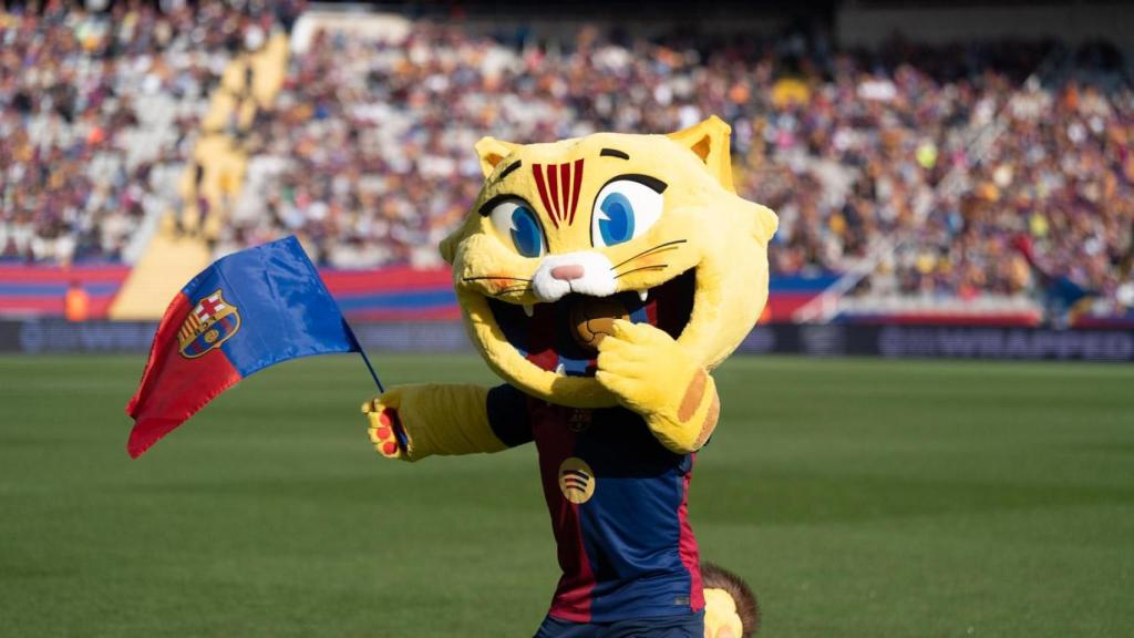 CAT la nueva mascota del FC Barcelona durante su presentación contra la UD las Palmas