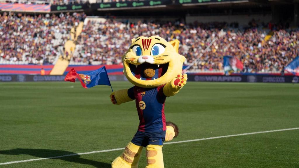 CAT la nueva mascota del FC Barcelona durante su presentación contra la UD las Palmas