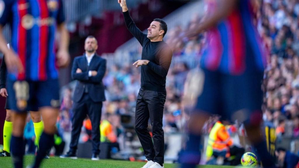 Xavi Hernández i Diego Martínez, donant indicacions durant el derbi Barça-Espanyol de la temporada 2022-23