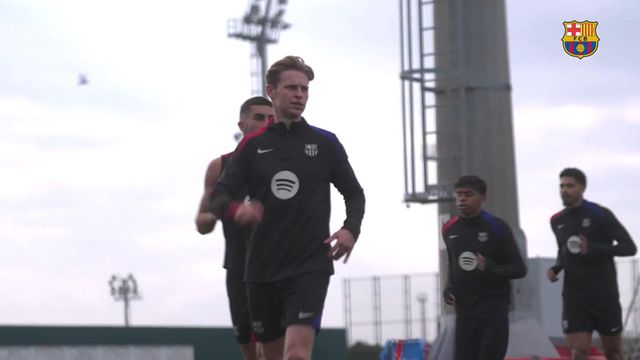 Frenkie de Jong, Ferran Torres y Lamine Yamal, en un entrenamiento del Barça junto a Ronald Araujo, de regreso