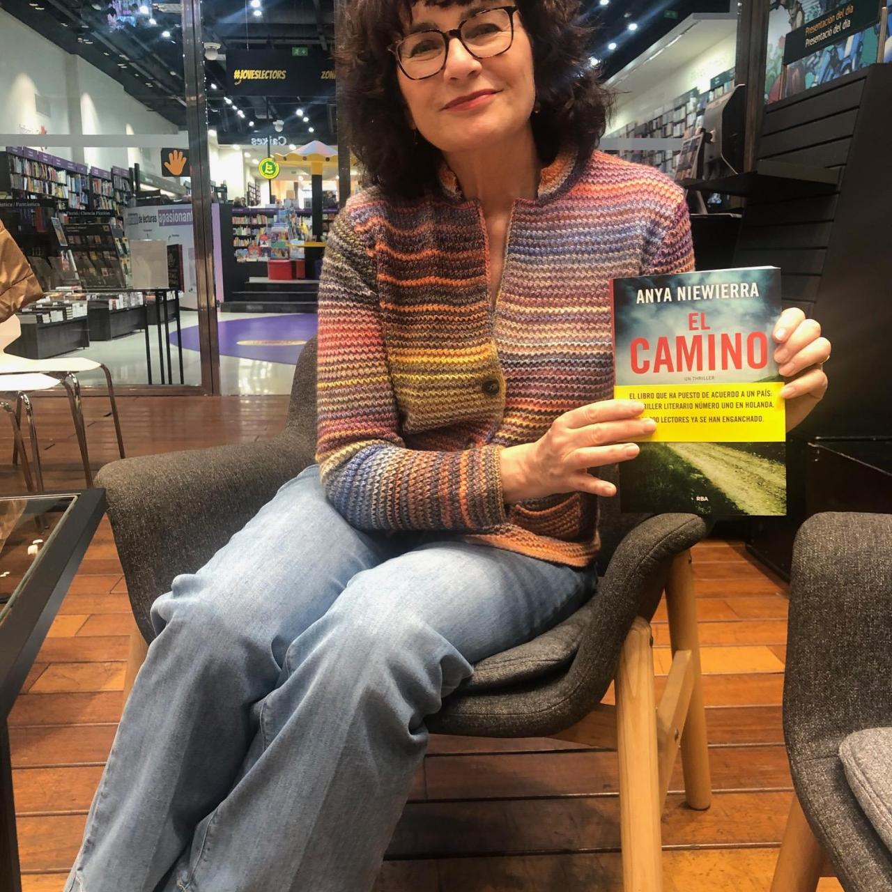 La escritora Anya Niewierra, en la entrevista con 'Letra Global'