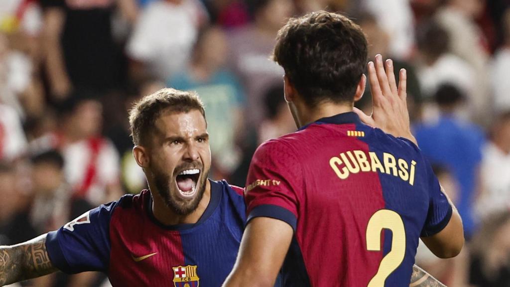 Iñigo Martínez y Pau Cubarsí celebran una acción defensiva ante el Rayo