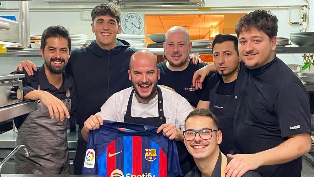Pau Cubarsí junto al equipo de cocina de La Bonaigua