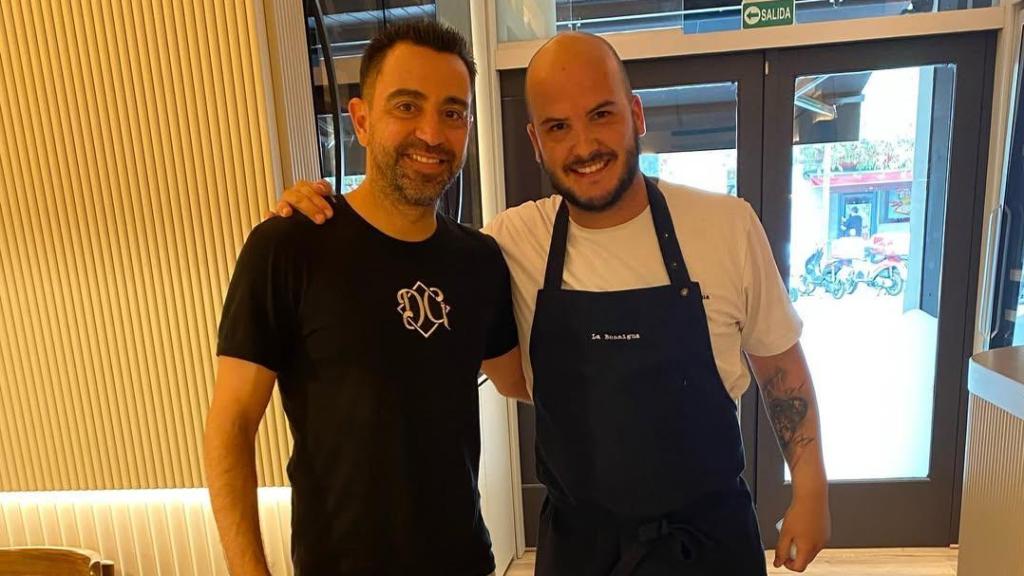 Xavi Hernández junto a Víctor Pardo, chef de La Bonaigua