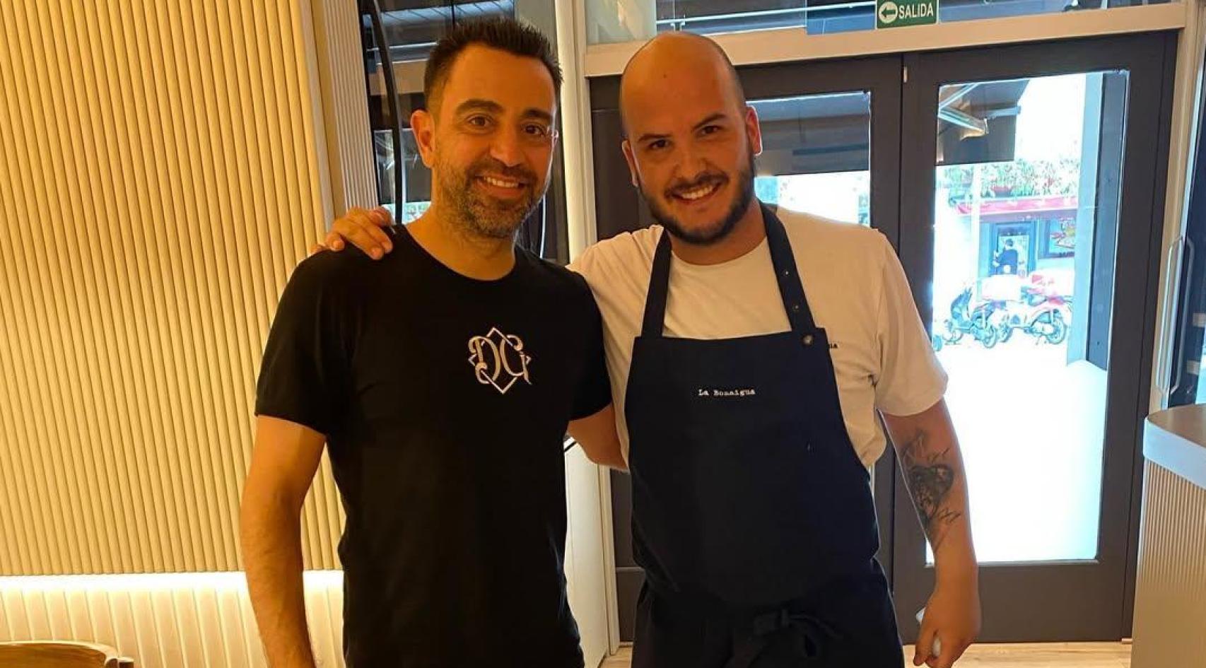 Xavi Hernández junto a Víctor Pardo, chef de La Bonaigua