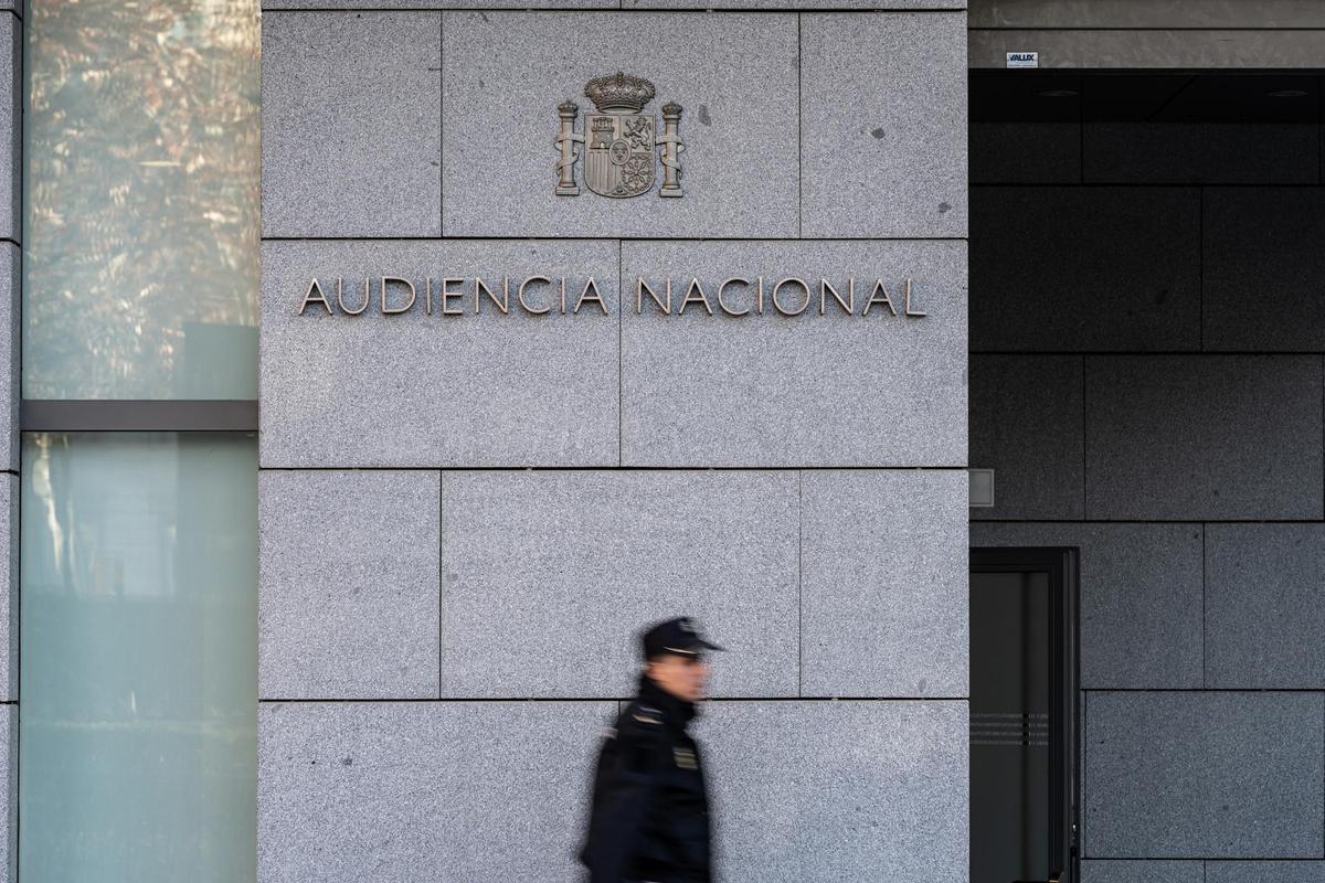 Un agent de la Policia Nacional davant l'Audiència Nacional