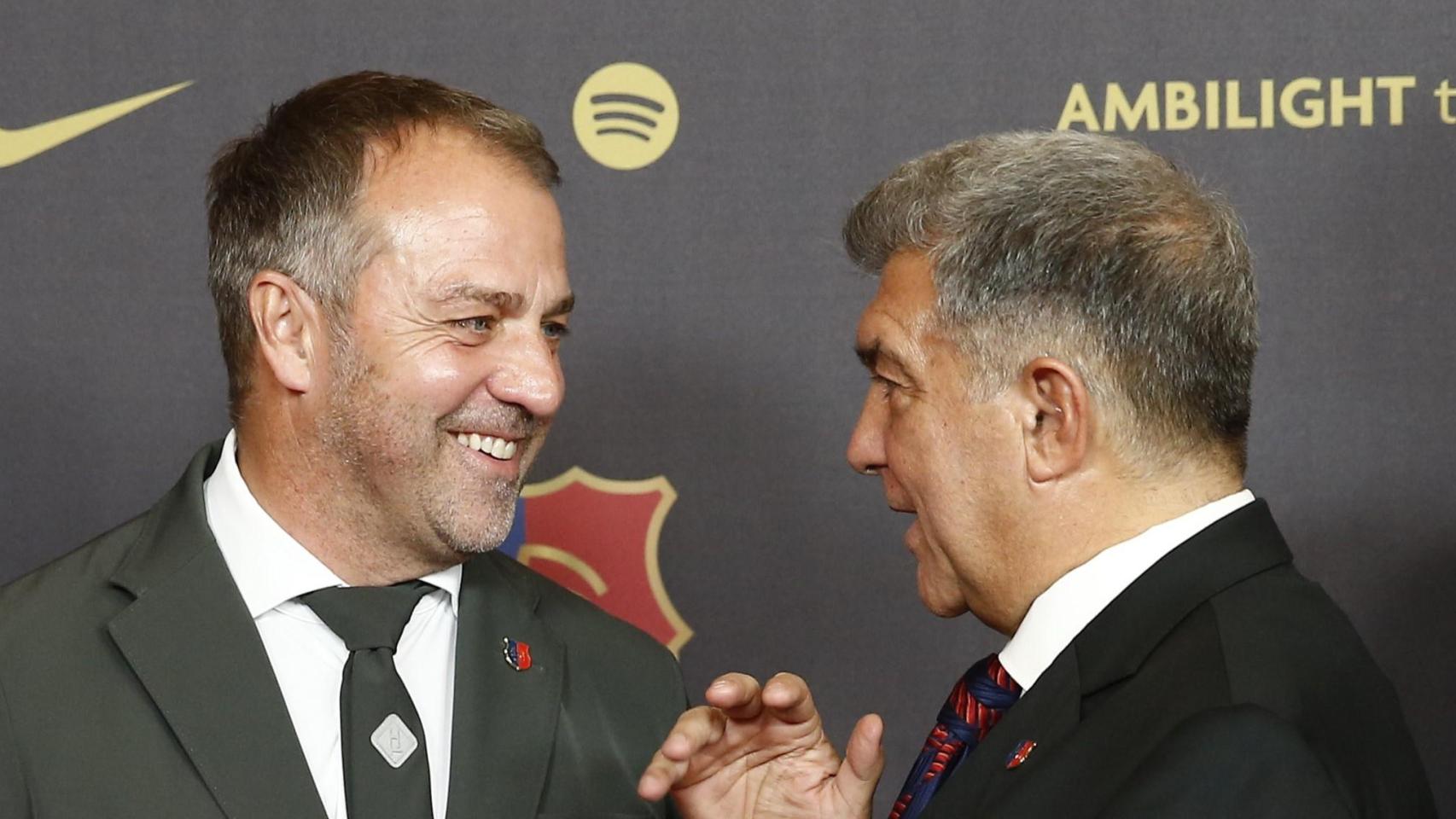 Hansi Flick y Joan Laporta bromean en la alfombra roja de la gala del 125 aniversario del Barça