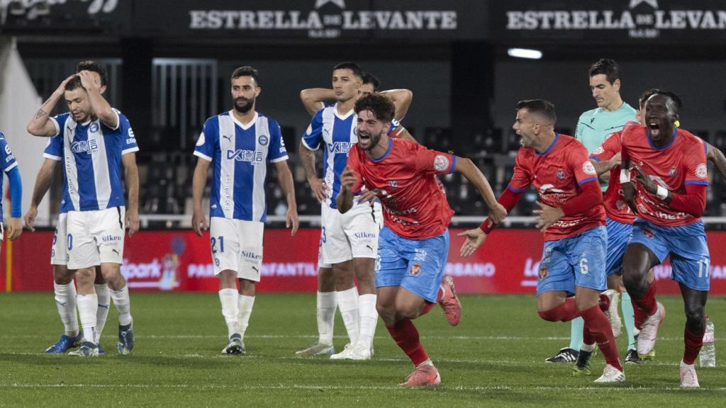 Los jugadores de la Deportiva Minera echan a correr, eufóricos tras eliminar al Deportivo Alavés en Copa del Rey