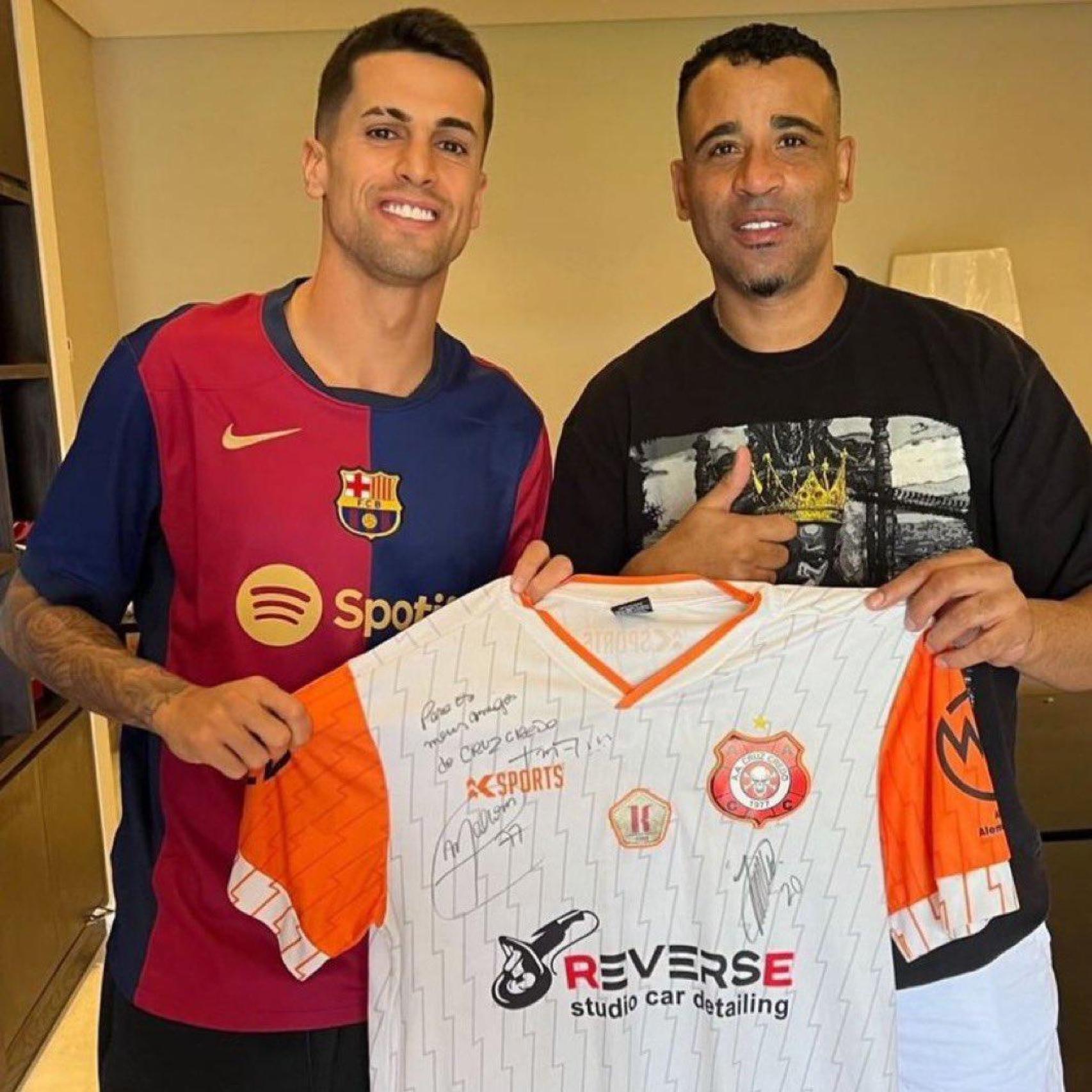 Joao Cancelo posa con la camiseta del Barça 2024-25