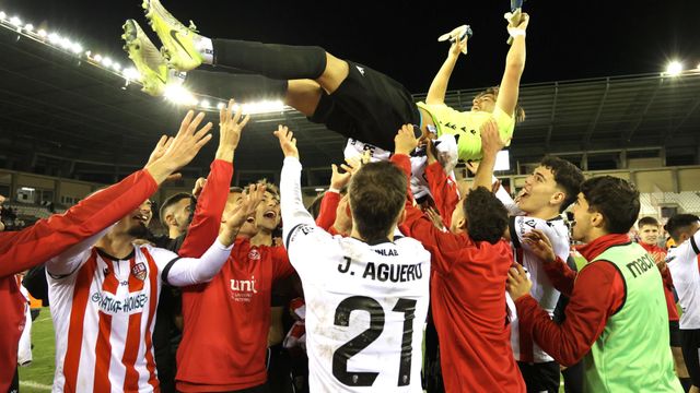 Los jugadores de la UD Logroñés mantean a Pol Arnau tras erigirse en héroe contra el Girona en Copa del Rey