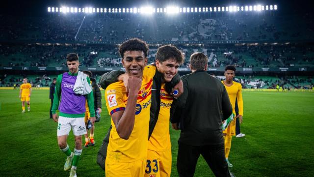 Lamine Yamal abraza a Pau Cubarsí tras debutar en el Benito Villamarín