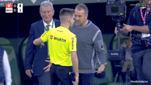 Alejandro Muñiz Ruiz expulsa a Hansi Flick en el Betis-Barça