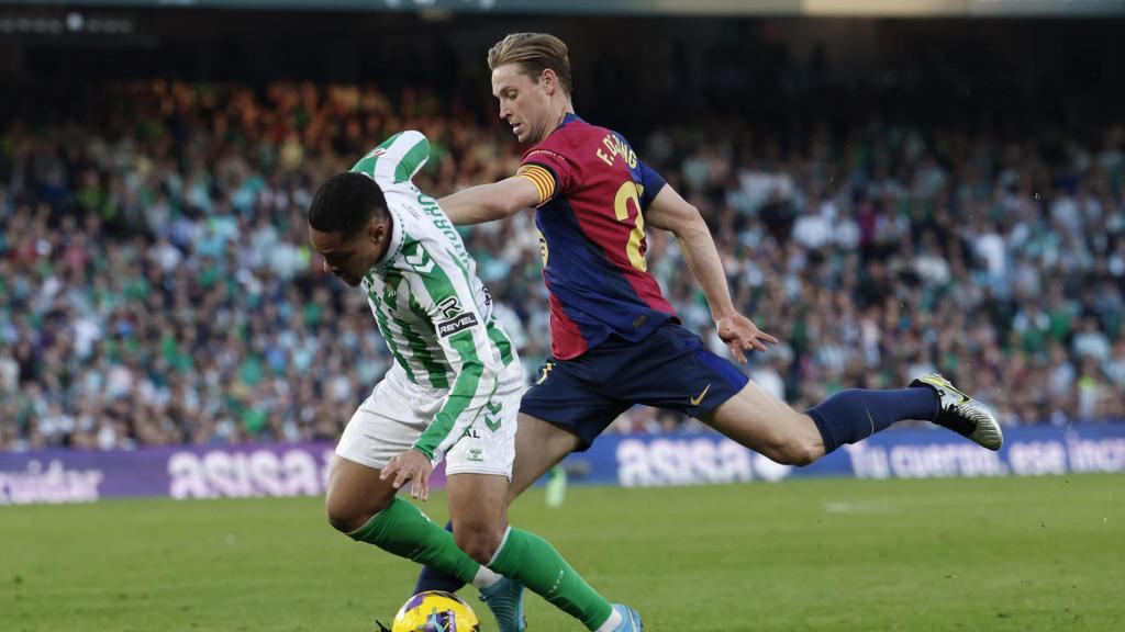 Frenkie de Jong derriba a Vitor Roque