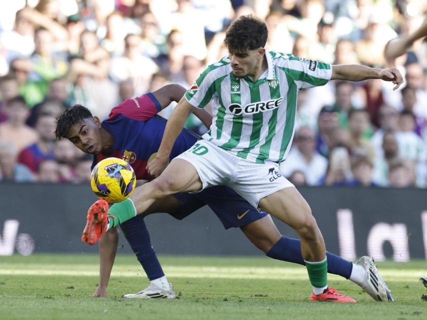 Lamine y Abde pugnan por el balón