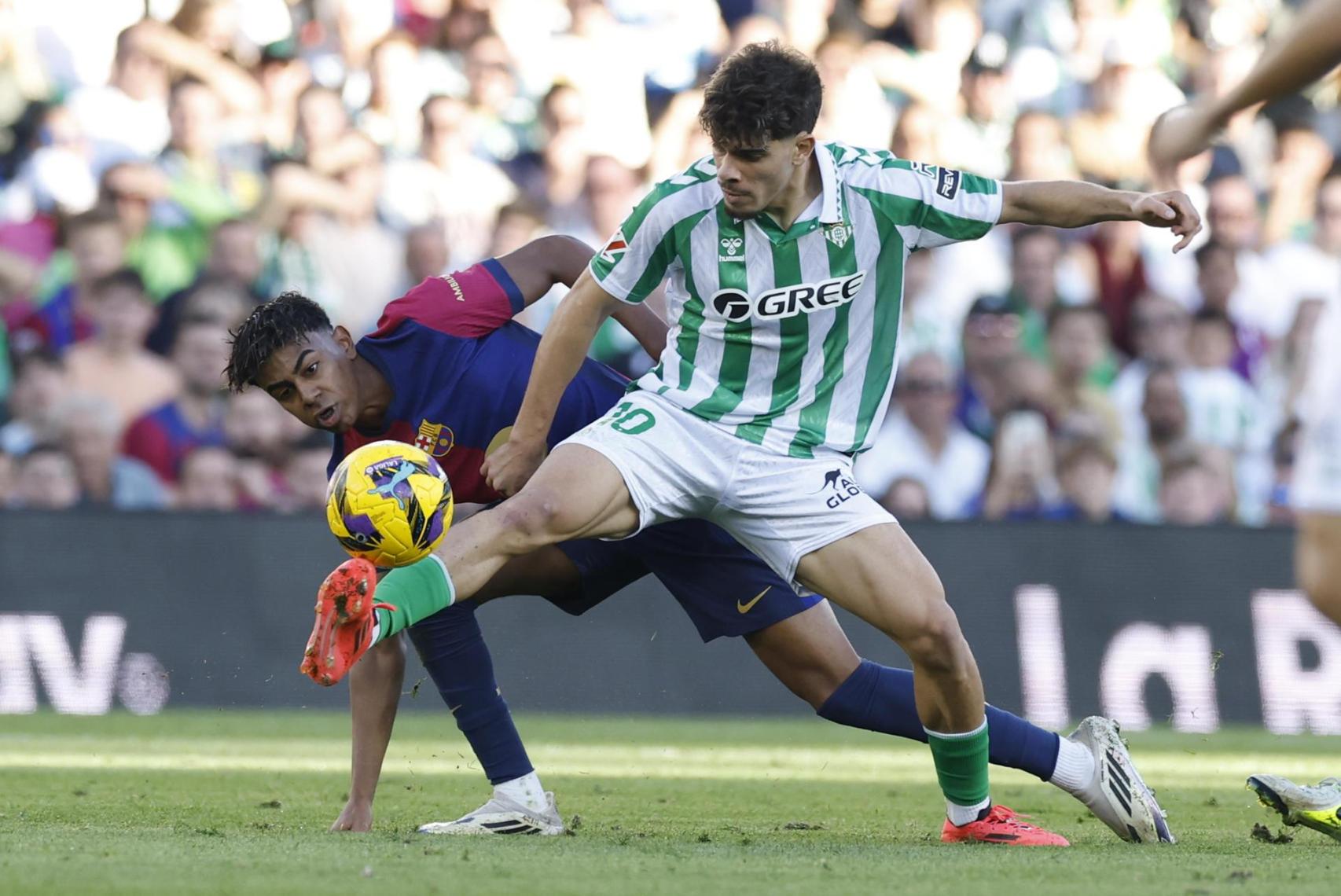 Lamine y Abde pugnan por el balón