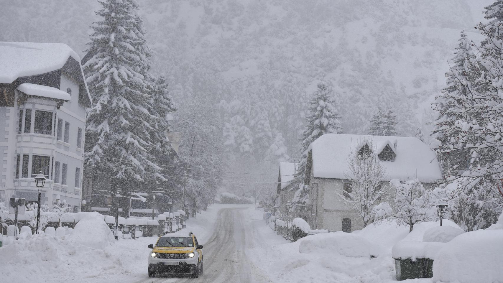 Nieve en un pueblo del Pirineo