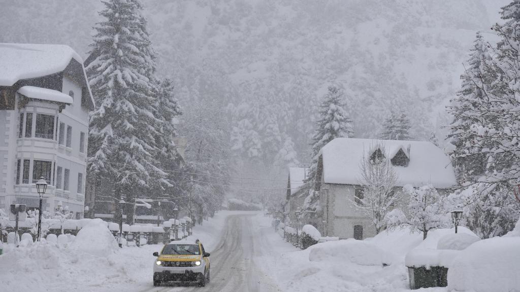 Nieve en un pueblo del Pirineo