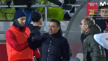 Un jugador del Barbastro empuja a Xavi Hernández