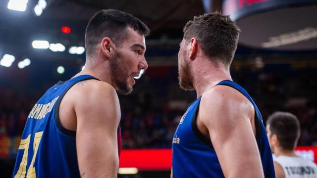 Willy Hernangómez comenta una jugada con Joel Parra durante el Barça de basket-UCAM Murcia